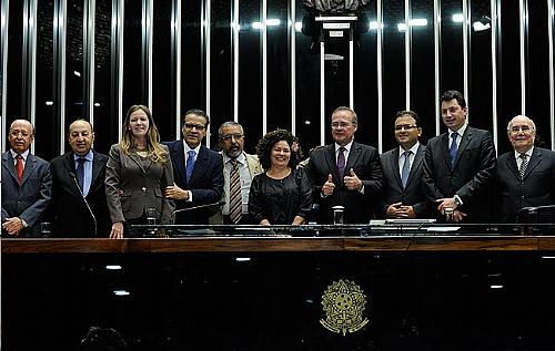 Voto aberto é conquista da sociedade, diz Renan após promulgar matéria