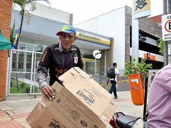 Guardador de motos ganhou recompensa e dividiu com outras duas pessoas.