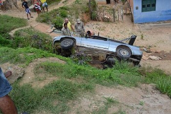 Carro caiu em barranco de oito metros e capotou