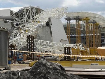 Parte da estrutura da Arena Corinthians desabou na manhã desta quarta-feira