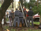 Bombeiros realizaram buscas em bueiro próximo à casa da família na manhã de quarta-feira, mas nada foi encontrado