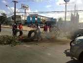 Manifestantes colocaram fogo em pneu, galhos de ávores e lixo para bloquear via