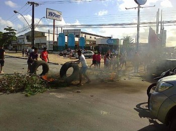 Manifestantes colocaram fogo em pneu, galhos de ávores e lixo para bloquear via