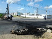 Moradores dos novos conjuntos do Benedito Bentes fecham rua por falta de ônibus