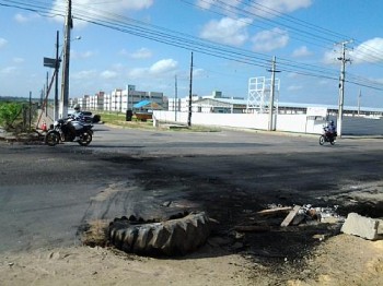 Moradores dos novos conjuntos do Benedito Bentes fecham rua por falta de ônibus