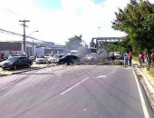 Manifestantes colocaram fogo em pneu, galhos de ávores e lixo para bloquear via