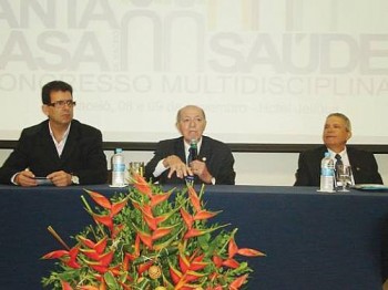 Diretor médico Artur Gomes Neto, provedor Humberto Gomes de Melo e o oncologista Marcos Davi Melo