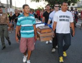 Militares realizam cortejo até o Centro. Um caixão foi usado para simbolizar o enterro da segurança.