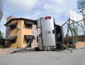 Condutor 'cochila' e invade loja de fotografias na Cruz das Almas