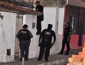 Policiais sobrem muro de residência para prender traficantes