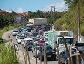 Motoqueiro morre ao colidir frontalmente em uma caminhoneta; Trânsito na região está comprometido