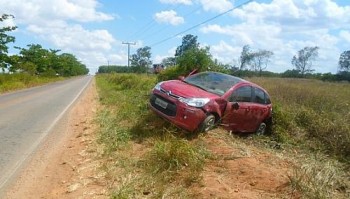 Após carro capotar várias vezes, motorista sai sem ferimentos