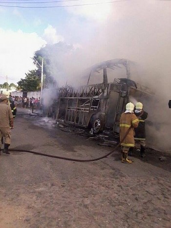 Ônibus incendiou no bairro Serrinha, em Fortaleza