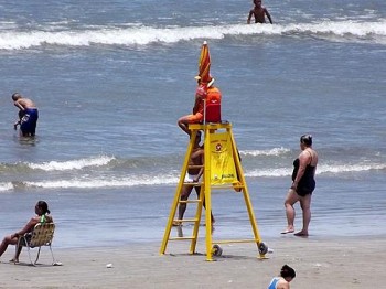 Bombeiros fiscalizam praia de São Vicente, SP