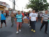 Militares realizam cortejo até o Centro. Um caixão foi usado para simbolizar o enterro da segurança.