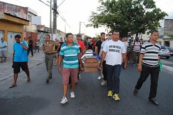 Militares realizam cortejo até o Centro. Um caixão foi usado para simbolizar o enterro da segurança.