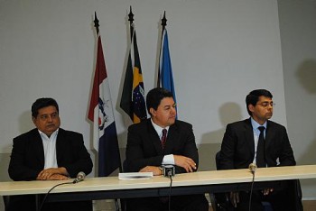 Edgar Barros, gerente do INSS (esquerda); superintende da PF, Omar Gabriel (centro); delegado da PF, Alexandre Borges (direita)