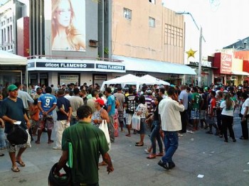 Confusão entre camelôs e PM gera tumulto no Centro