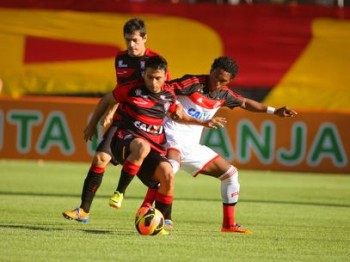 Vitória e Flamengo fizeram jogo emocionante no Barradão