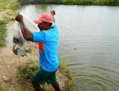 Sertanejos de Água Branca pescam nos barreiros às margens do Canal do Sertão