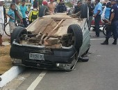 Adolescente perde controle de veículo e capota