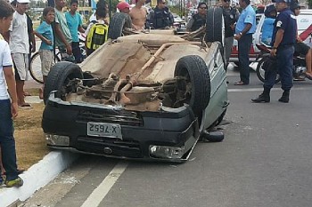 Adolescente perde controle de veículo e capota