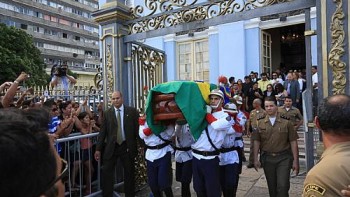 Cortejo leva corpo de Rossi da Assembleia até cemitério