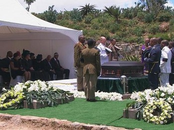 Mandela foi sepultado no vilarejo que cresceu após 10 dias de homenagens; ele morreu aos 95 anos