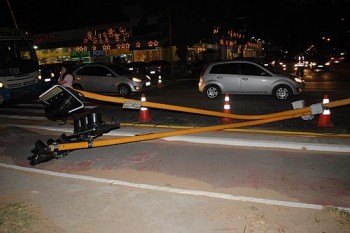 Ventania derruba semáforo em Avenida na Orla de Ponta Verda