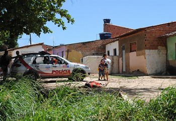 Agentes da Força Nacional fazem a perícia no local