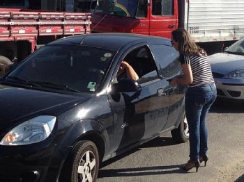 Motoristas receberam panfletos e cartilhas com orientações sobre trabalho infantil