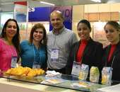 Equipe de divulgação do grupo durante o evento