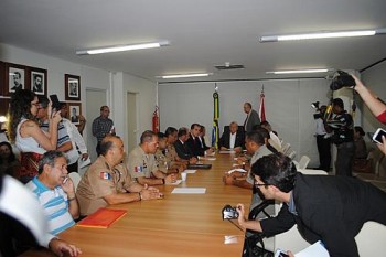 Governador concede coletiva após reunião com militares e deputados estaduais