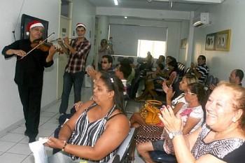 Pacientes aplaudem saudação natalina na Santa Casa de Maceió