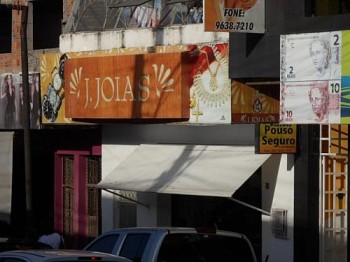 Veículo estacionado na esquina deu cobertura ao bando.