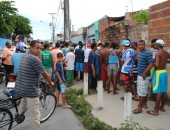 Jovens suspeitos de roubar celulares são espancados por populares no Poço