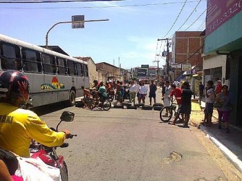 Manifestantes alegam não ter água encanada há cinco dias