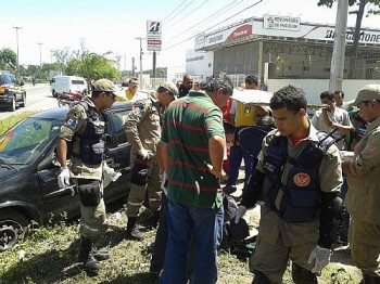 Homem é arremessado para fora do veículo e morre em acidente na BR-104