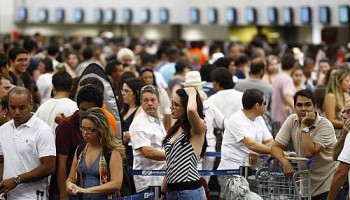 Aeroporto movimentado durante o fim do ano