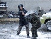 Rebeldes sírios foram fotografados participando de uma guerra de bolas de neve