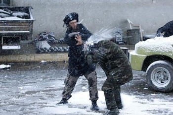 Rebeldes disputaram guerra de bolas de neve em um momento de diversão