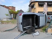 Condutor 'cochila' e invade loja de fotografias na Cruz das Almas