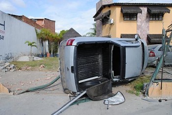 Condutor 'cochila' e invade loja de fotografias na Cruz das Almas