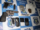 Armas, munições, droga e celulares foram apreendidos