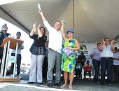 Senador Renan fez a entrega da chave da casa a Maria Rosemary Freire