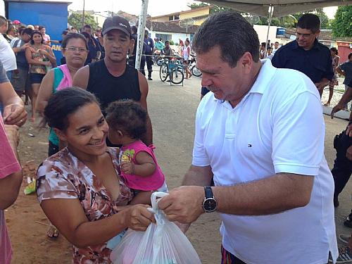 Remi fez a entrega das cestas natalinas na manhã desta terça em Murici