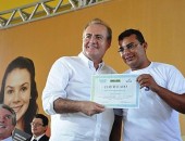 Renan entrega a Anderson Sérgio seu certificado de formação do Pronatec