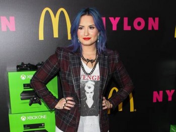 Demi Lovato comparece à festa de lançamento da edição de dezembro da revista Nylon, em Hollywood