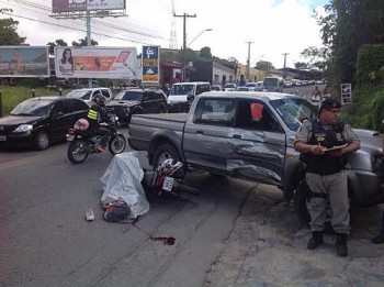 Motoqueiro morre ao colidir frontalmente em uma caminhoneta; Trânsito na região está comprometido