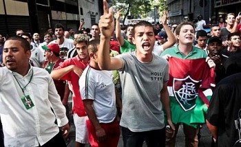 Torcedores do Fluminense fazem festa durante a realização do julgamento desta segunda-feira
